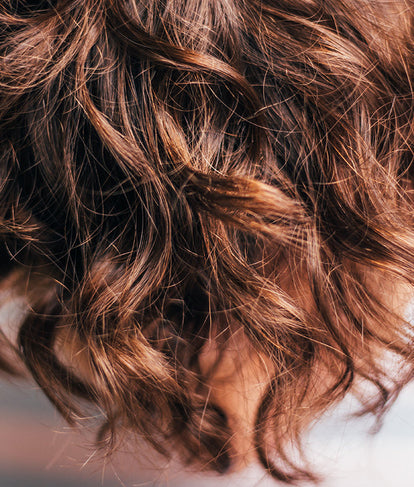 Quel soin naturel pour cheveux bouclés et secs ?